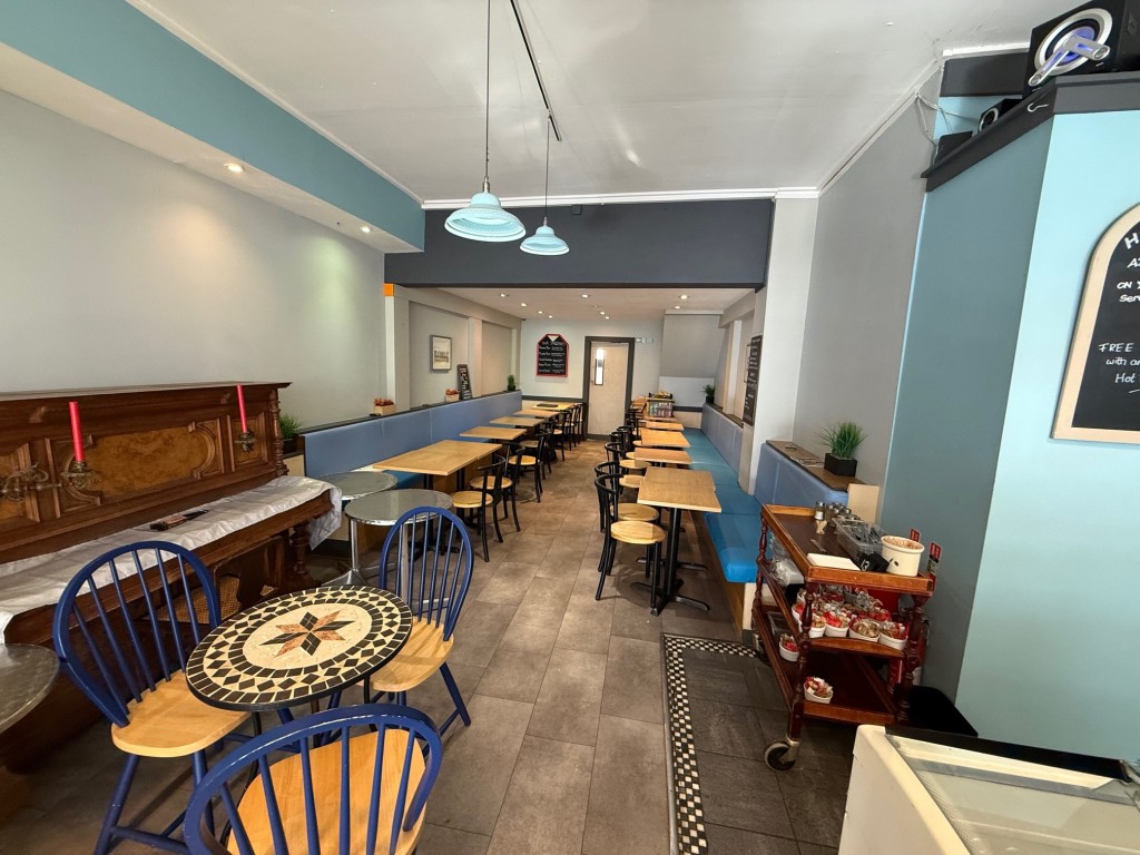 Lot: 102 - THREE STOREY TOWN CENTRE BUILDING - Rear café seating area